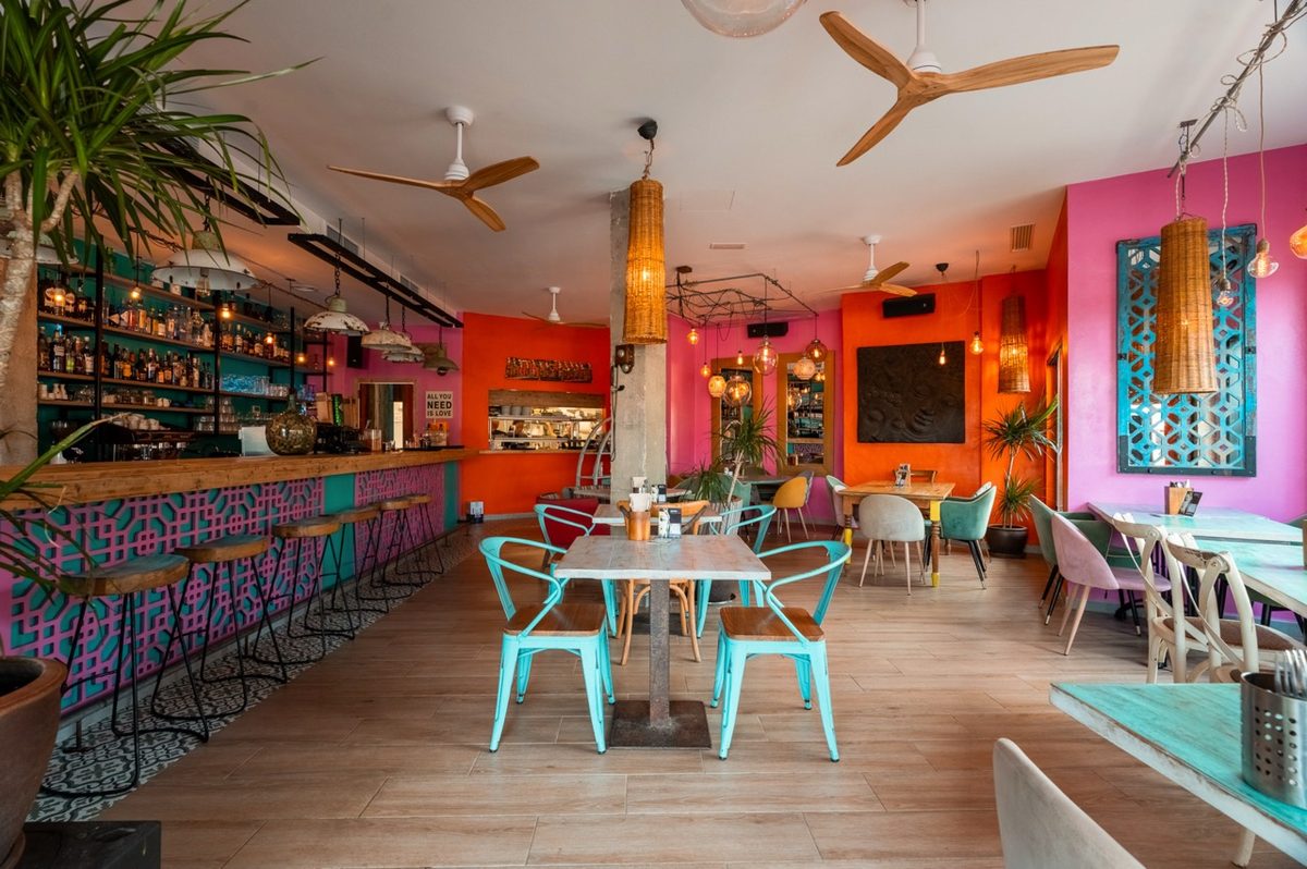 Comedor de Monsoon Thai con barra y ventiladores de techo
