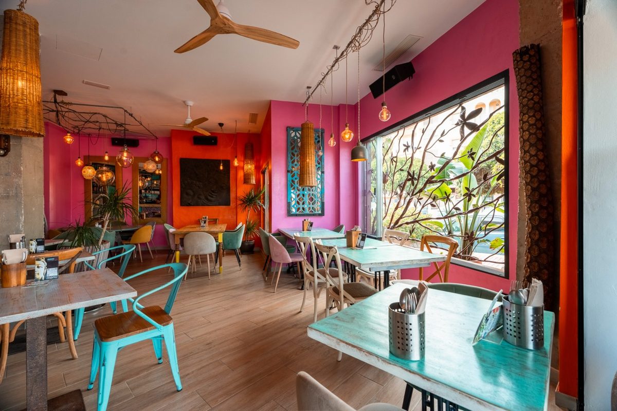 Comedor con paredes rosas y ventanal al jardin