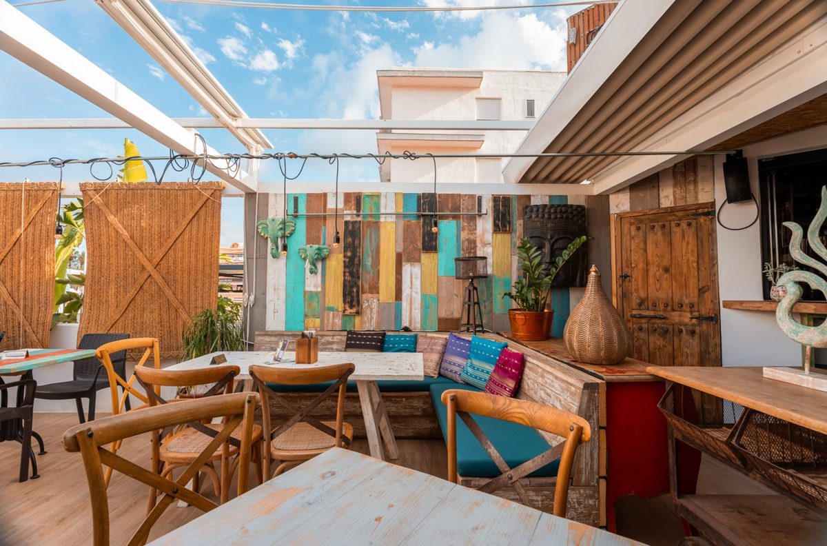Terraza superior bajo el cielo azul