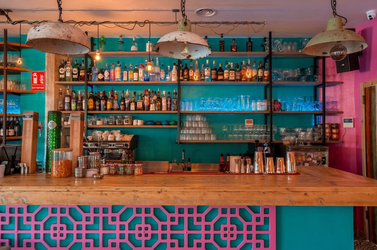 Barra con botellas y azulejos turquesa