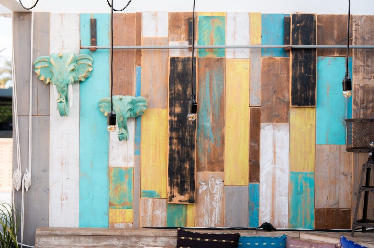 Pared de madera reciclada con talla de elefante