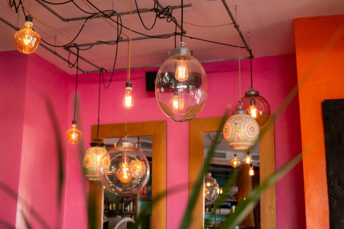 Sala rosa con lamparas colgantes