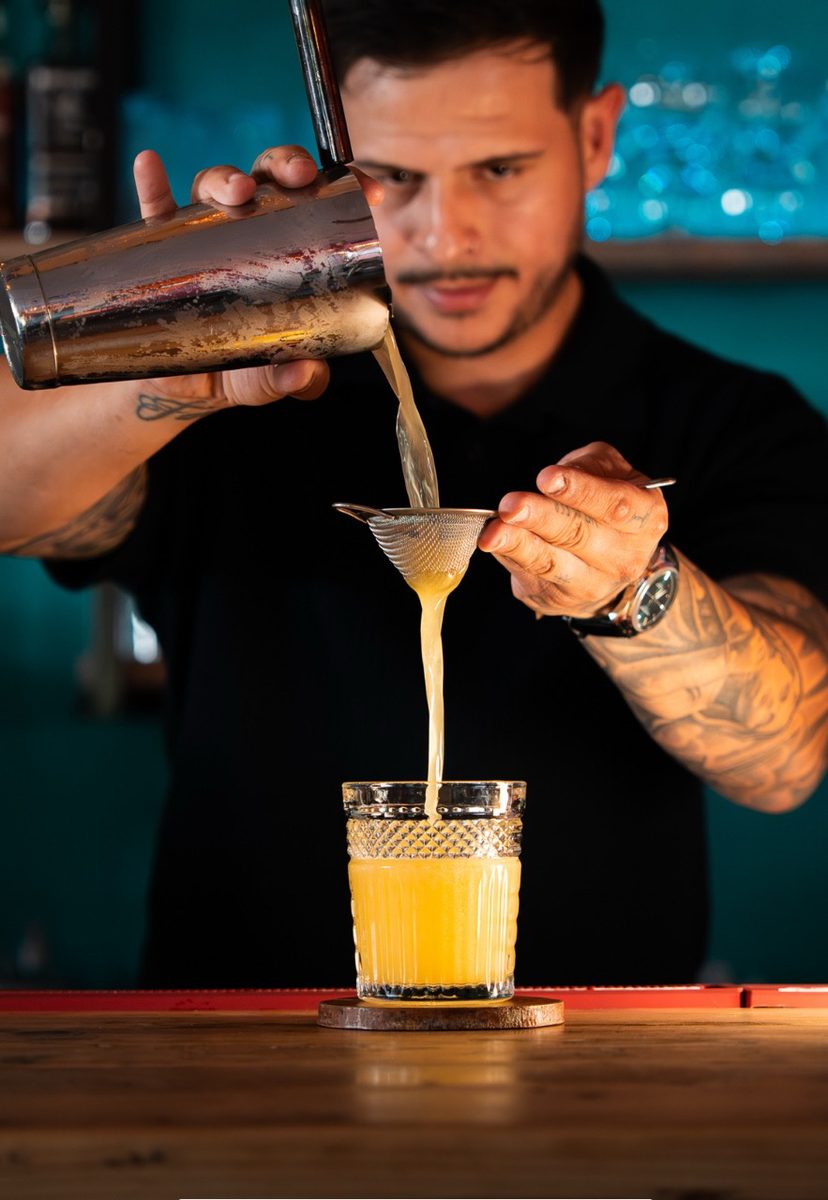 Camarero preparando un coctel