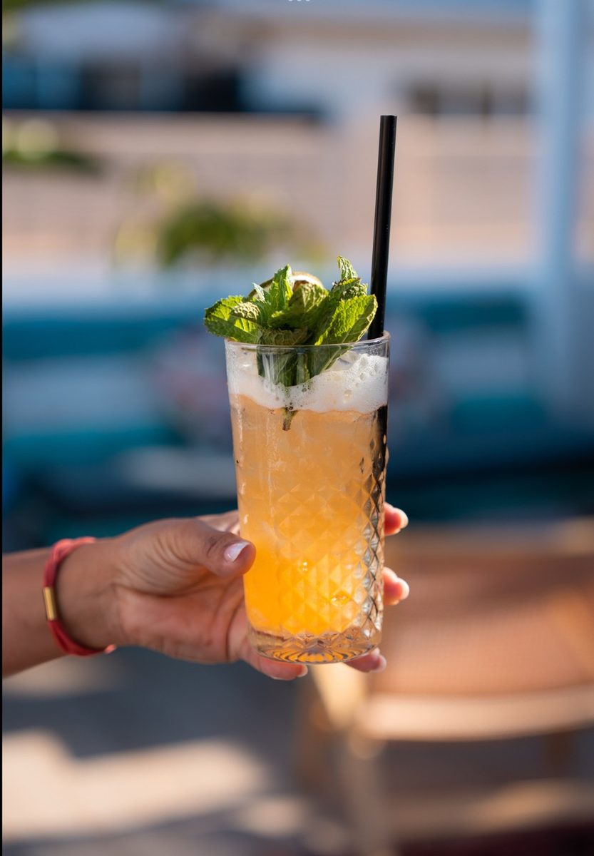 Coctel de la casa en la mano