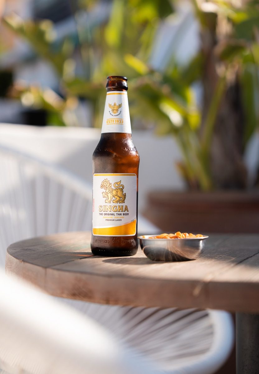 Cerveza fria en la mesa de la terraza